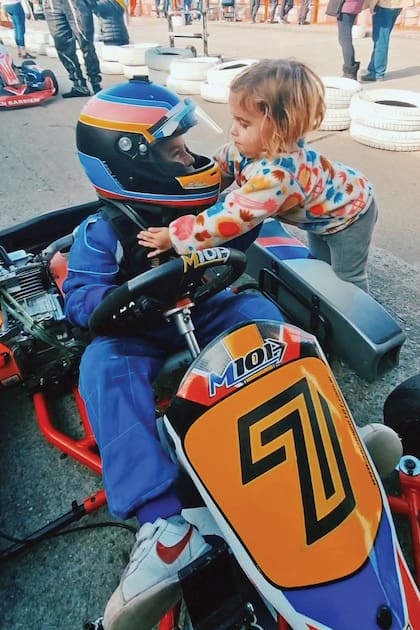 León con su hermana Kiki, su compinche y fiel seguidora.