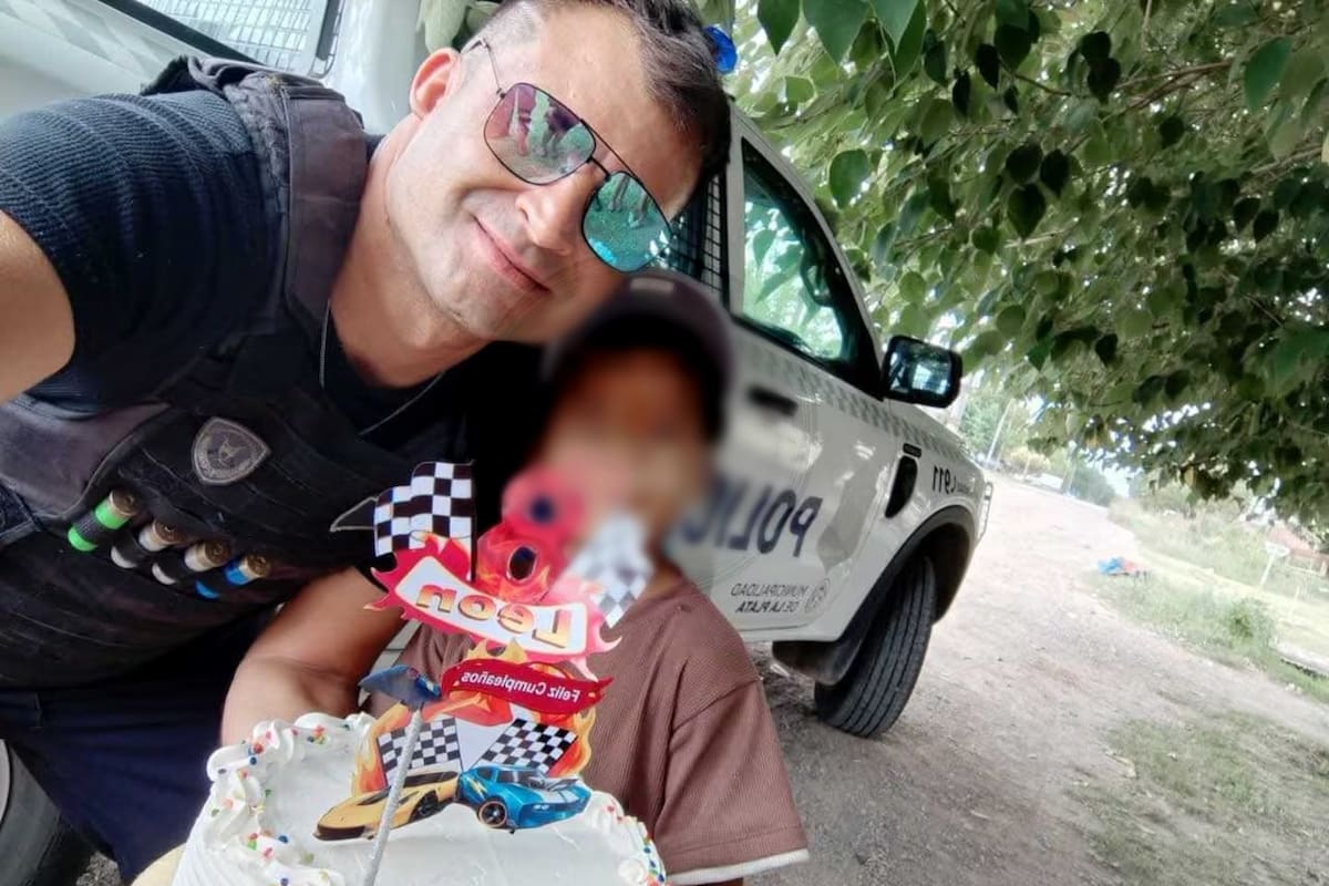 León con su torta de cumpleaños