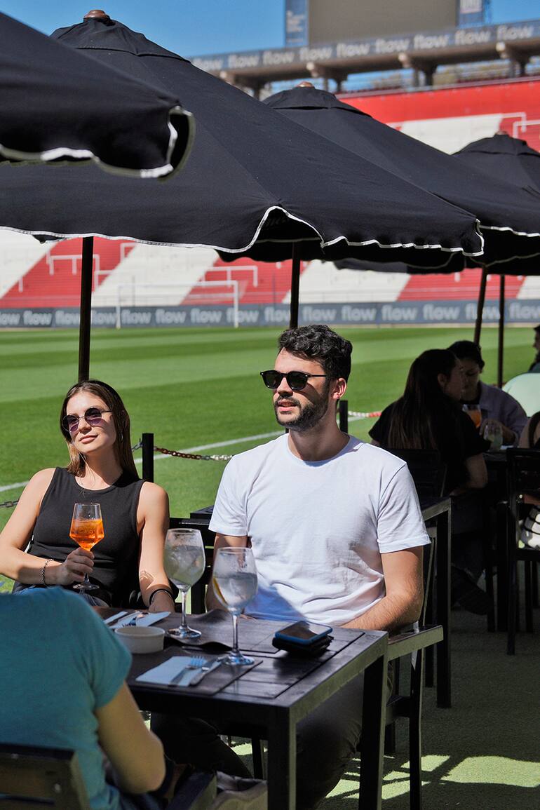 León, el restaurante de Estudiantes de La Plata que está sobre el césped del estadio