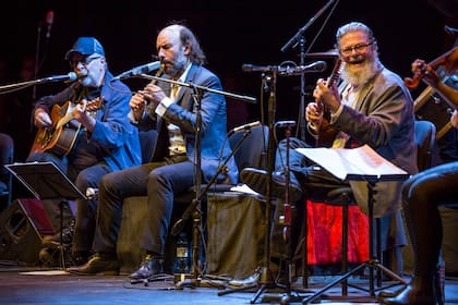 León Gieco, Carlos Núñez y Gustavo Santaolalla interpretaron juntos "Príncipe Azul" y "Solo le pido a Dios" en el Teatro Coliseo