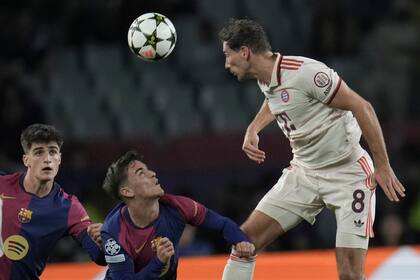 Leon Goretzka del Bayern Munich cabecea el balón en el encuentro de la Liga de Campeones ante el Bayern Munich el miércoles 23 de octubre del 2024. (AP Foto/Emilio Morenatti)
