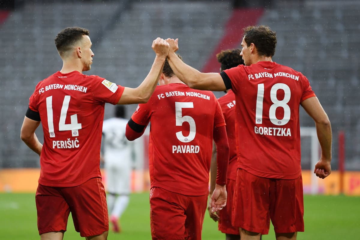 Leon Goretzka (R) del Bayern de Múnich celebra el primer gol de su equipo con su compañero Ivan Perisic durante el partido de fútbol de la Bundesliga alemana entre el Bayern de Múnich y el Eintracht Frankfurt en el Allianz Arena.