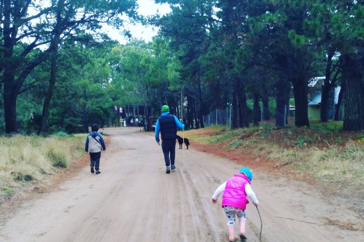León, Gustavo y la pequeña Lila caminan libremente por Mar de las Pampas, su nuevo hogar