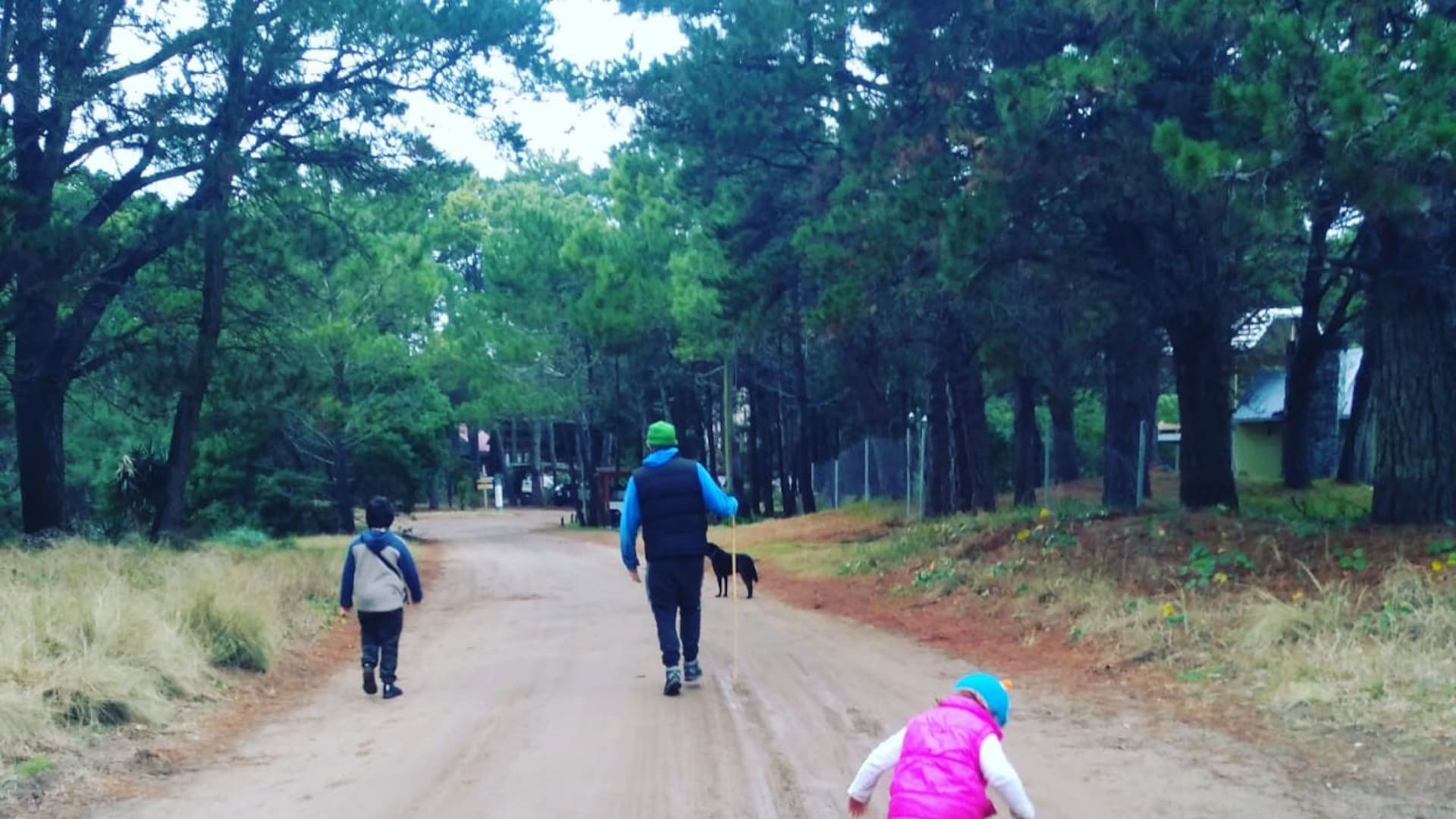 León, Gustavo y la pequeña Lila caminan libremente por Mar de las Pampas, su nuevo hogar
