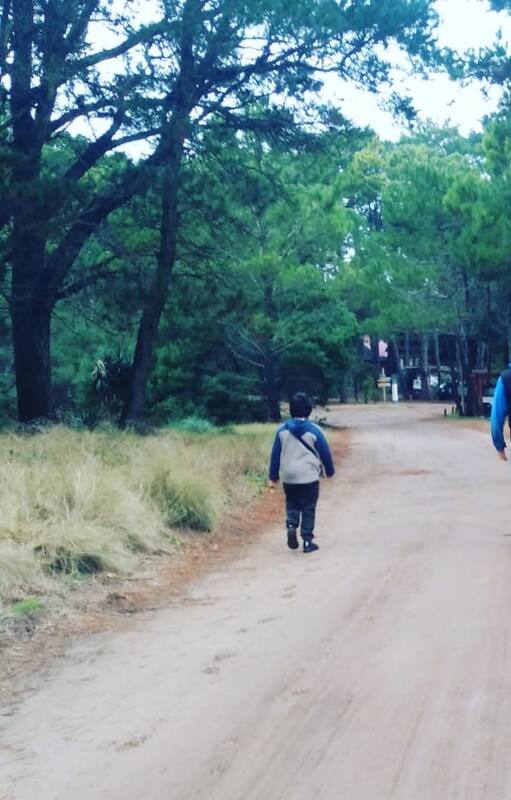 León, Gustavo y la pequeña Lila caminan libremente por Mar de las Pampas, su nuevo hogar