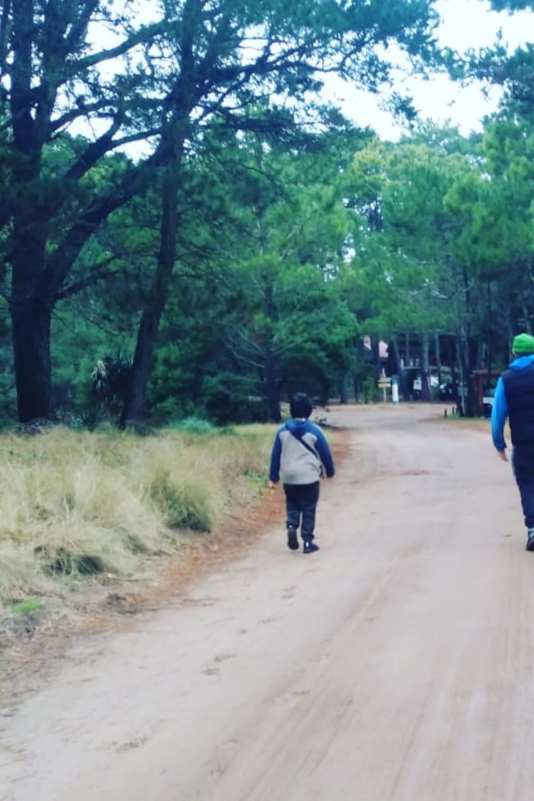 León, Gustavo y la pequeña Lila caminan libremente por Mar de las Pampas, su nuevo hogar