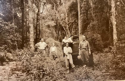 León Laharrague y Juan Alberto Harriet con parte de la familia en el monte misionero.
