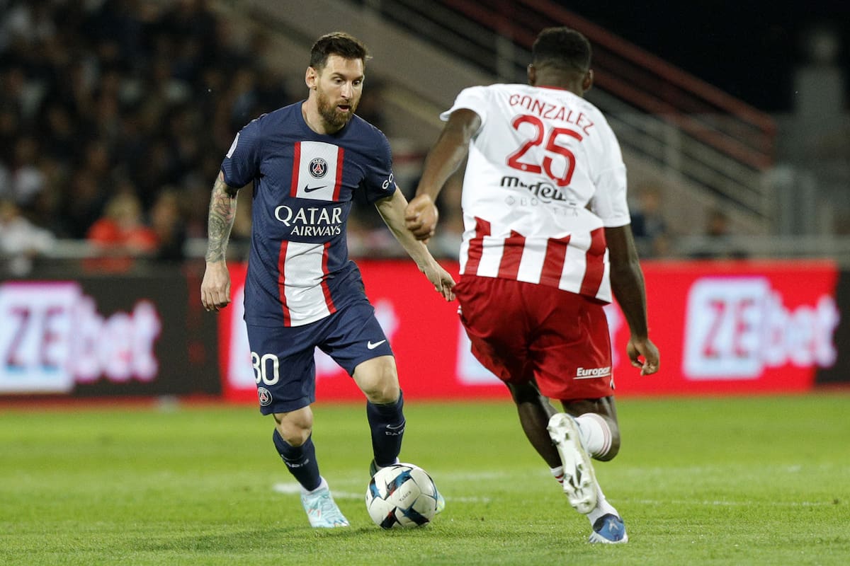 Leon Messi viene de convertir un golazo en la Ligue 1 y estaría desde el arranque este martes, para sellar la clasificación