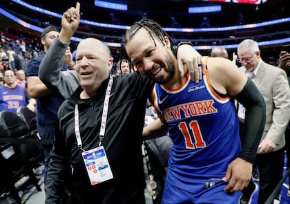 Leon Rose abraza al base Jalen Brunson, una unión perfecta (AP Foto/Duane Burleson)