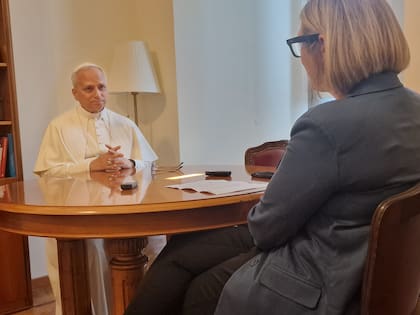 León XIV, durante la entrevista con Elise Ann Allen