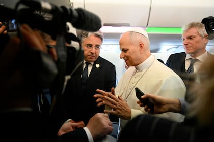 León XIV habló desde el avión papal, (Alberto Pizzoli/Pool Foto vía AP)