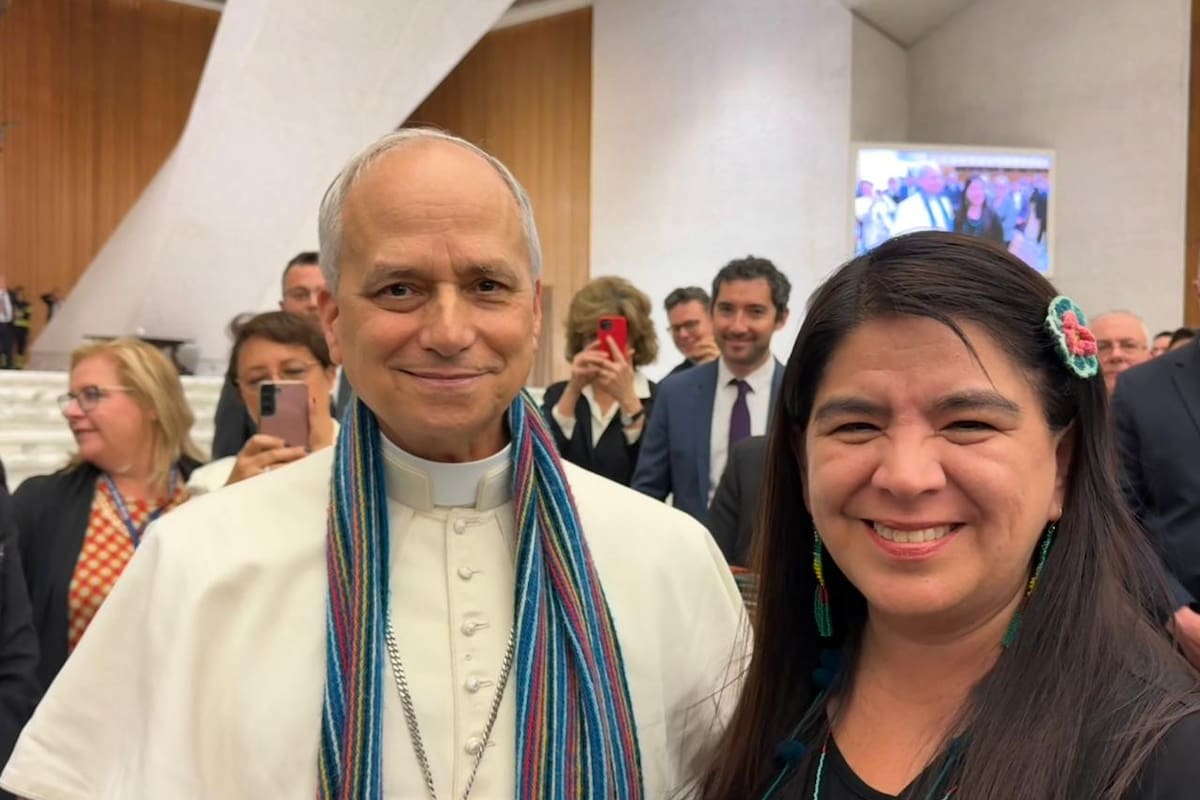 León XIV junto a la periodista Paola Ugaz