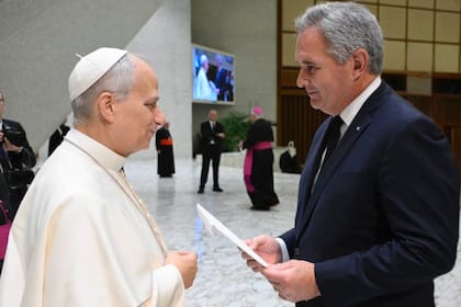 León XIV recibe en el Vaticano de manos del canciller Pablo Quirno, en febrero pasadfo, la carta del presidente Javier Milei para invitarlo a la Argentina