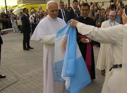 León XIV recibe una bandera argentina