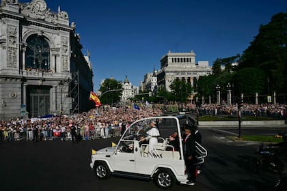 León XIV se dirige a la Plaza Cibeles para una masiva misa en Madrid (Stefano RELLANDINI / AFP)
