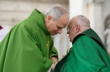 León XIV y su antecesor, Francisco, cuyo pontificado consolidó una agenda centrada en la pobreza, las migraciones y las desigualdades sociales
