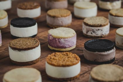 Leona 's Ice Cream retiró de manera voluntaria más de 100 productos de sandwiches de helado y ensaladas de pretzel y fresa (foto de leonaspgh.com)