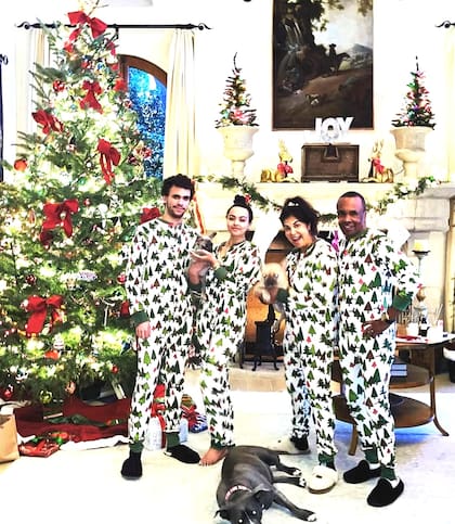 Leonard en familia, durante la última Navidad: con sus hijos, Daniel Ray y Camille, y con su mujer, Bernadette