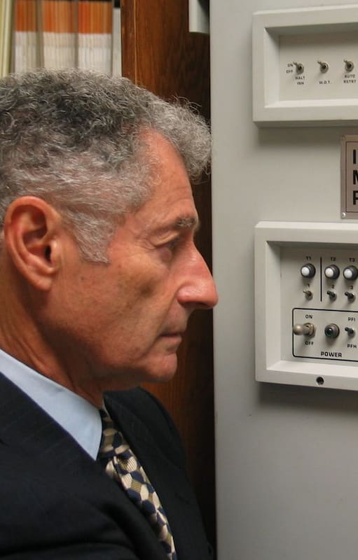 Leonard Kleinrock junto a un IMP, el procesador de mensajes que servía de router primigenio para conectar dos computadoras