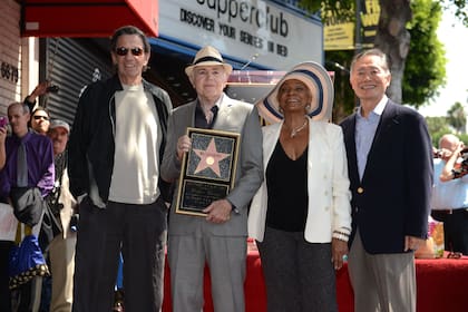 Leonard Nimoy, Nichelle Nichols y George Takei posan con Walter Koenig en 2012, durante la ceremonia de su estrella en el Paseo de la fama de Hollywood