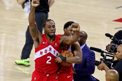 Leonard se había presentado en sociedad en San Antonio Spurs, con 29 puntos; ahora festeja en Raptors