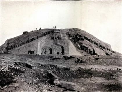 Leonard Woolley comenzó un trabajo de recuperación del zigurat en 1922. Esta foto data de 1923