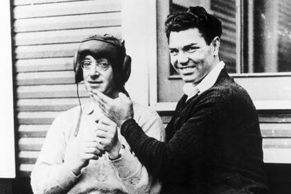 Leonard Zelig (Woody Allen) aparece con el boxeador Jack Dempsey, campeón de pesos pesados entre 1919 y 1926