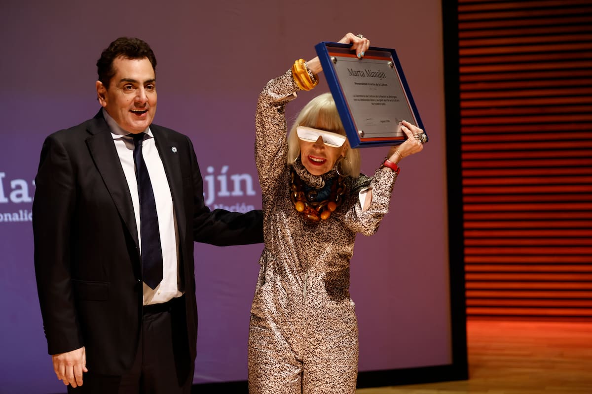 Leonardo Cifelli al entregarle la placa a Marta Minujín