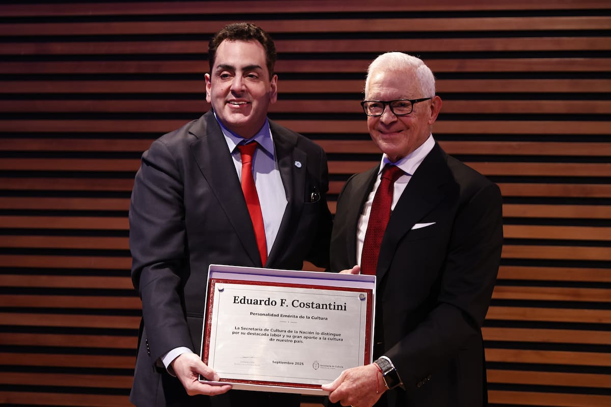 Leonardo Cifelli le entregó una placa