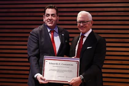 Leonardo Cifelli le entregó una placa