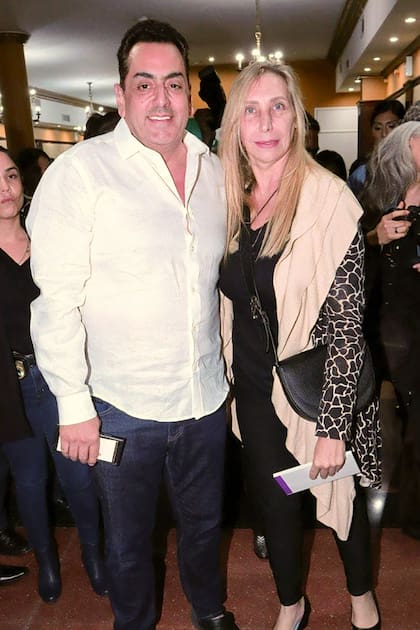 Leonardo Cifelli y Karina Milei en el estreno de la obra ¿Qué Somos?.