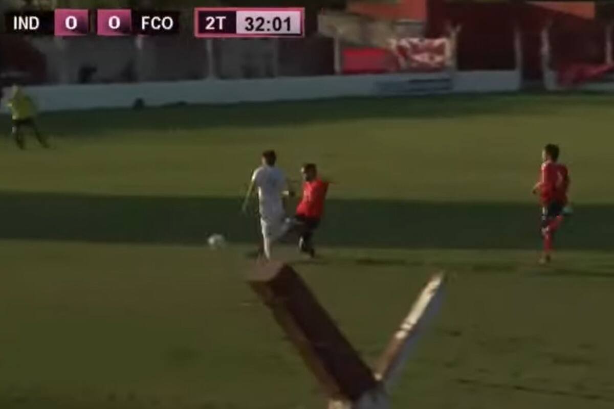 Leonardo Cisnero en el cruce sobre Lautaro Ibarra