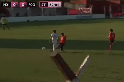 Leonardo Cisnero en el cruce sobre Lautaro Ibarra