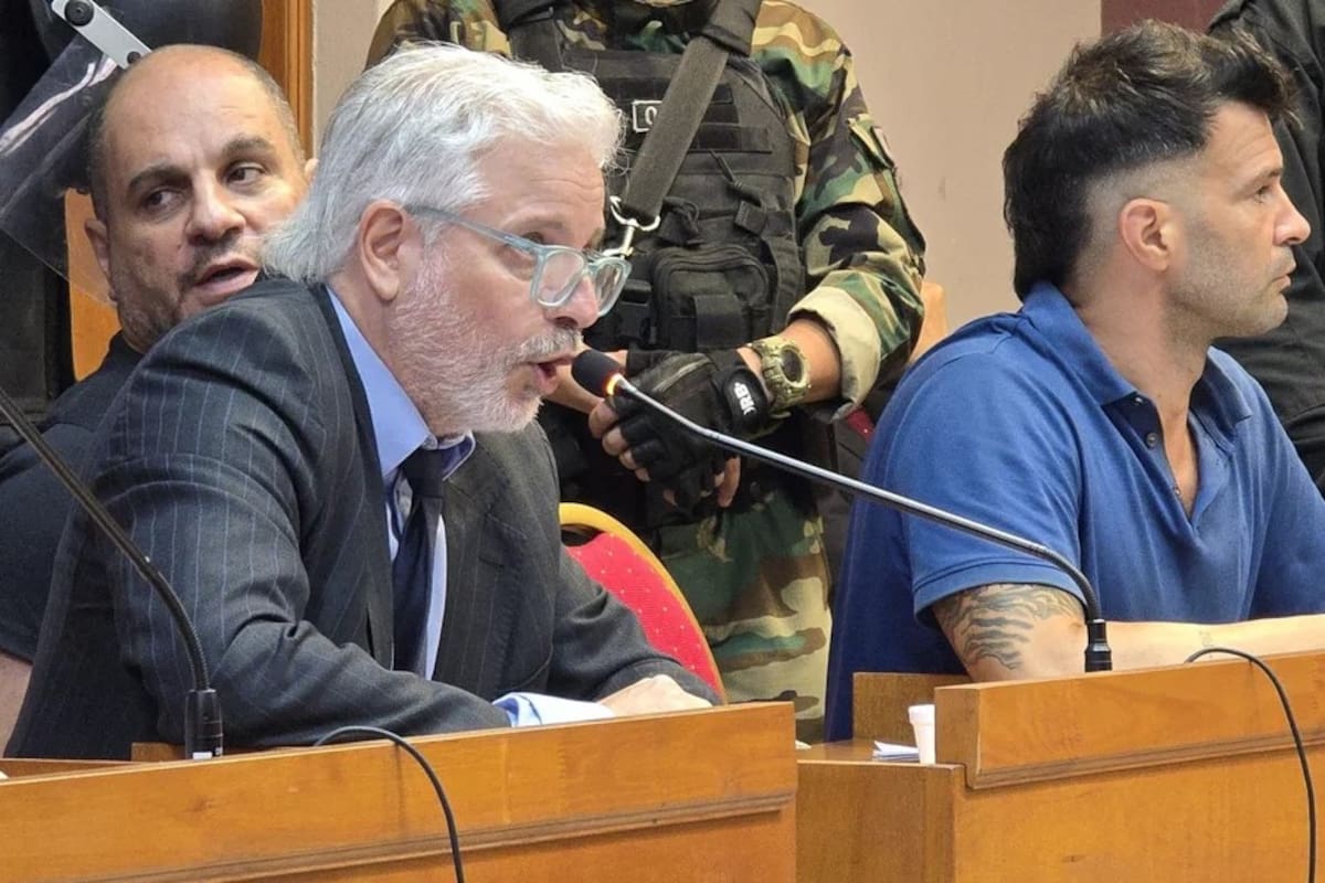 Leonardo Cositorto (atrás, a la izquierda) en una de las audiencias del juicio en su contra en los tribunales de Goya, Corrientes
