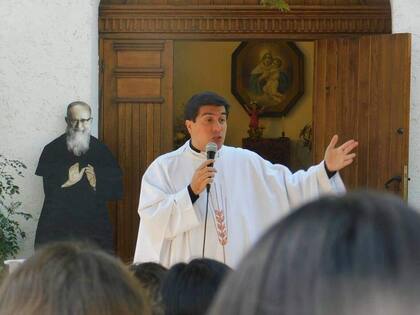 Leonardo Di Carlo, el ginecólogo mendocino que se convirtió en sacerdote