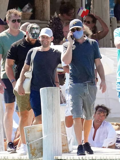 Leonardo DiCaprio caminando junto a su amigo Tobey Maguire