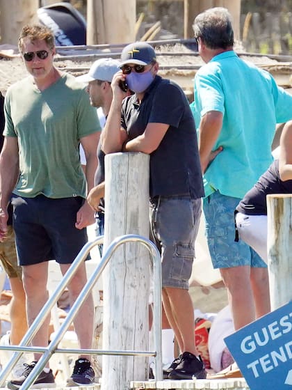 Leonardo DiCaprio con barbijo, gorra y lentes oscuros, no logró pasar inadvertido para los paparazzi