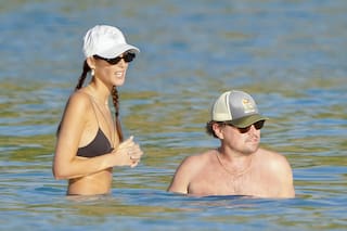 Del chapuzón de DiCaprio con su novia al al extraño look de Shakira para un día de playa en familia