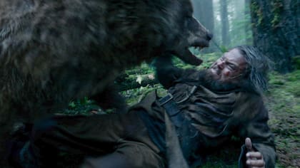 Leonardo DiCaprio, en una de las escenas más impactantes de El renacido