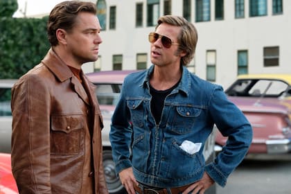 Leonardo DiCaprio y Brad Pitt interpretan a una estrella en decadencia y a su doble de riesgo, tratando de sobrevivir en un Hollywood que cambia definitivamente