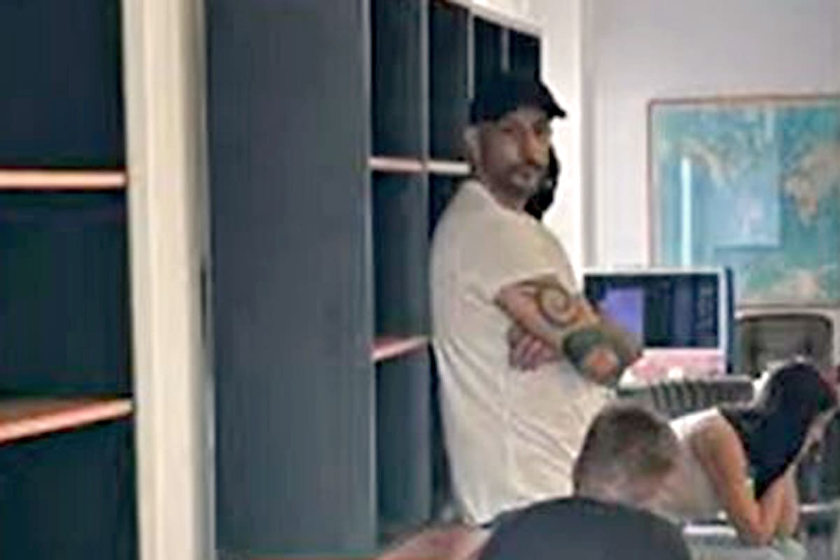 Leonardo Fariña fotografiado dentro de la financiera durante el allanamiento llevado a cabo por la PFA