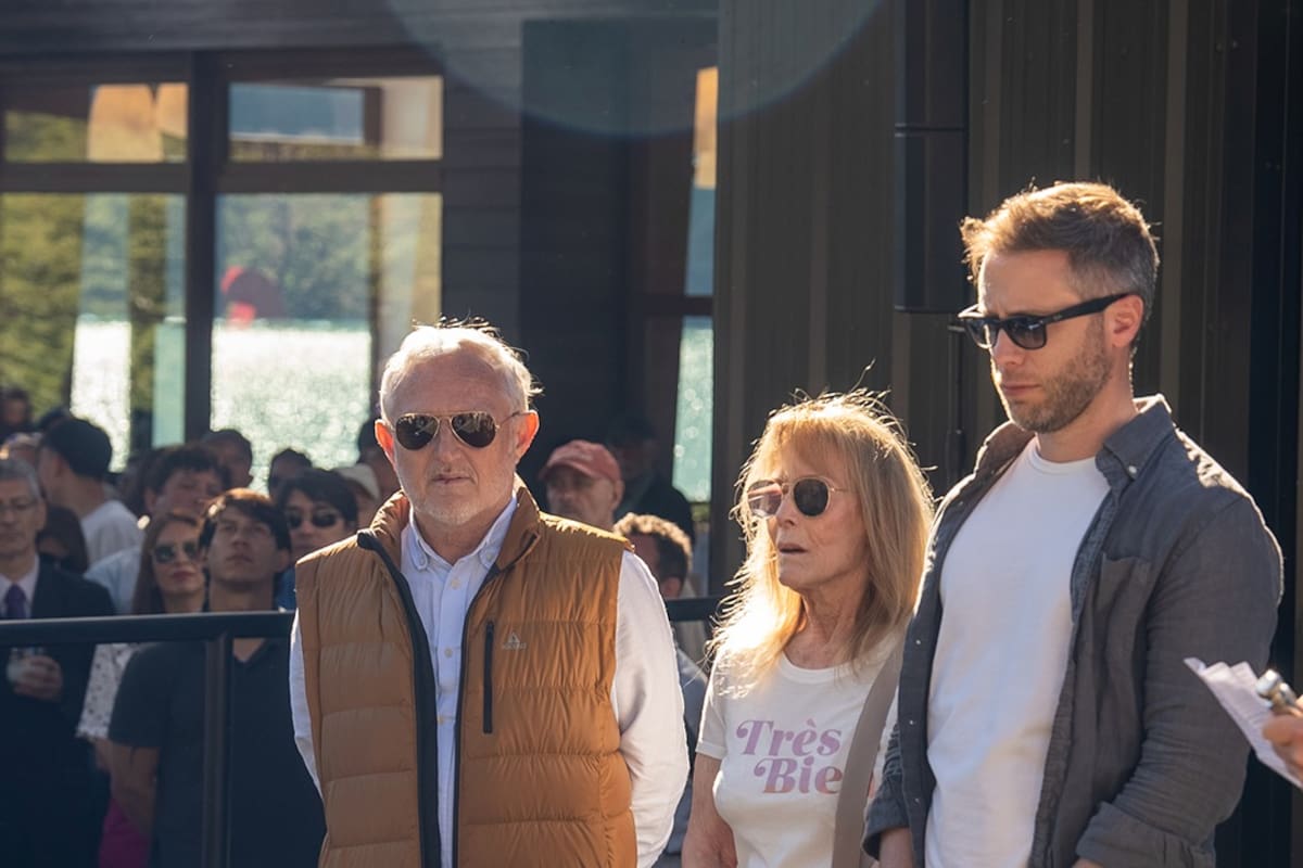 Leonardo Fernández Campbell, su madre Silvana Brigando y el presidente de Parques Nacionales, Cristian Larssen, en inauguración de las pasarelas en el Glaciar Spegazzini