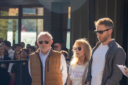 Leonardo Fernández Campbell, su madre Silvana Brigando y el presidente de Parques Nacionales, Cristian Larssen, en inauguración de las pasarelas en el Glaciar Spegazzini