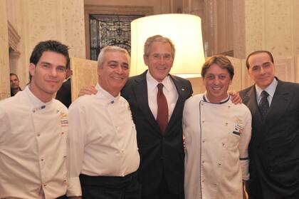 Leonardo Fumarola El primero de la izquierda) cocinando para Bush y Berlusconi