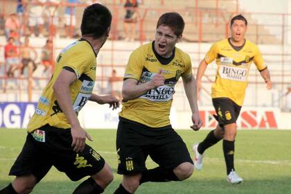 Leonardo Gil festeja el gol de Olimpo