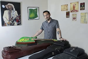 Leonardo Gollo, el creador de la GuitArtaud, la guitarra inspirada en el disco de Luis Alberto Spinetta (Foto: Gentileza Leonardo Gollo)