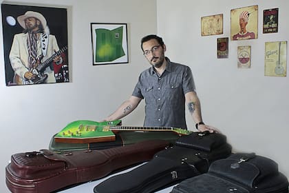 Leonardo Gollo, el creador de la GuitArtaud, la guitarra inspirada en el disco de Luis Alberto Spinetta (Foto: Gentileza Leonardo Gollo)