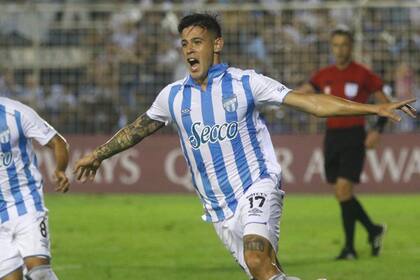 Leonardo Heredia celebra el 2-0 que consiguió con un estupendo cabezazo; luego, todo el equipo celebraría una angustiosa clasificación.