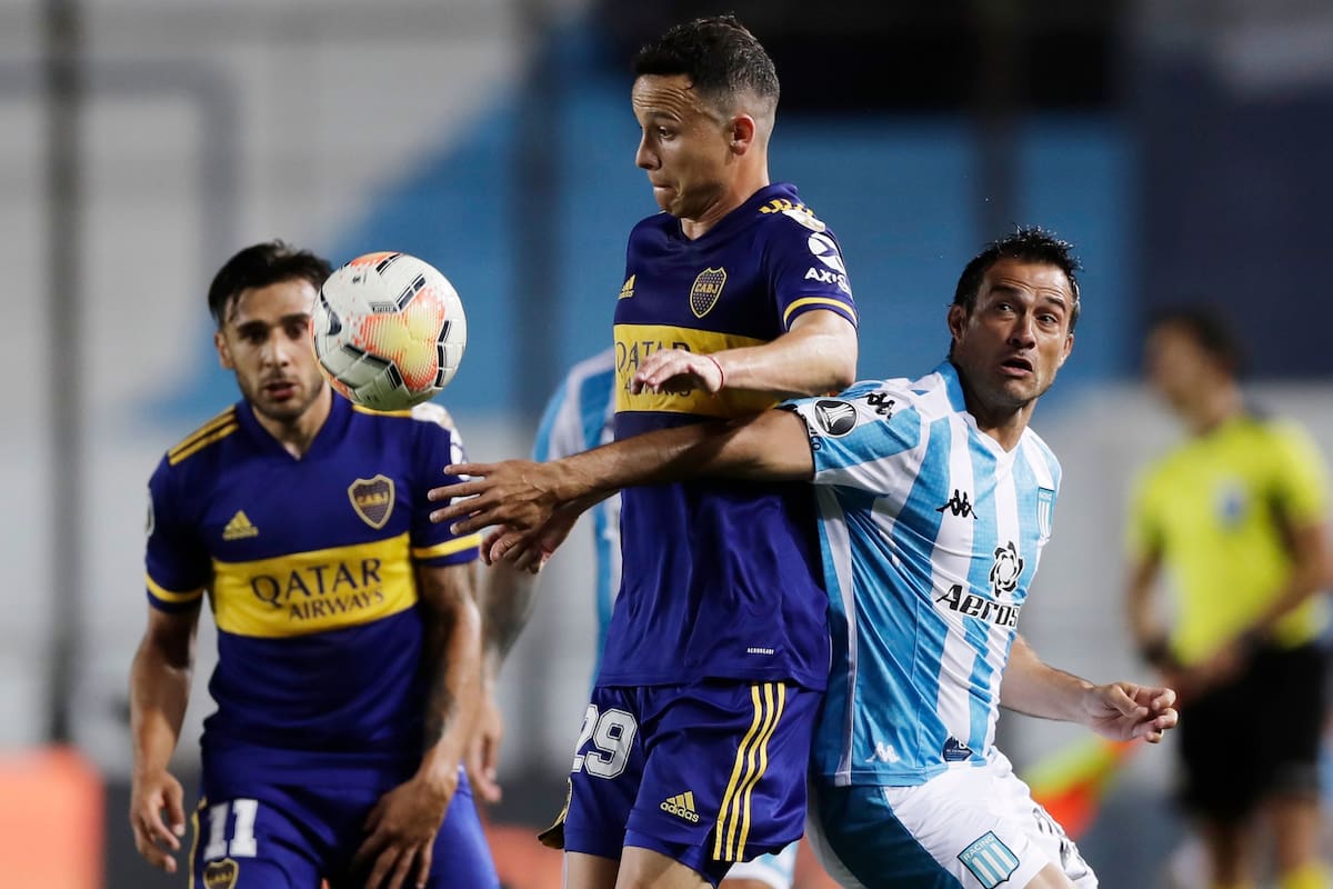 Leonardo Jara disputa el Balón con Darío Cvitanich.