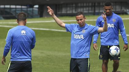 Leonardo Jara, uno de los más bromistas del grupo, se afianzó como lateral derecho; Fabra mejoró en el otro lateral